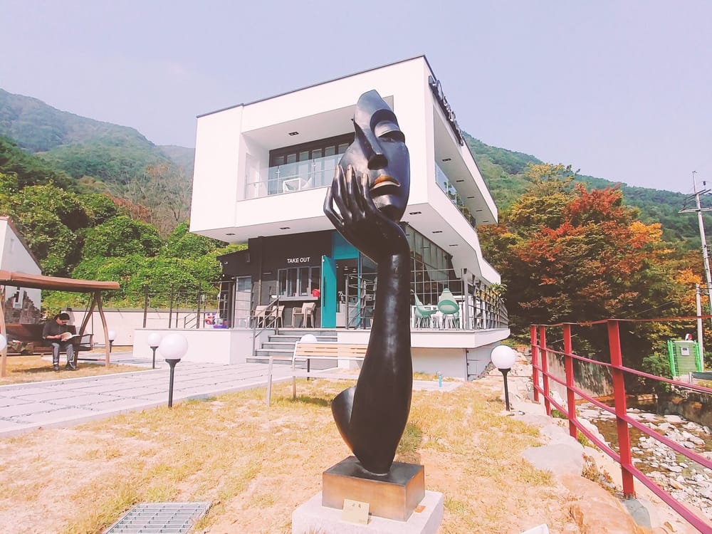 건물 앞 야외에 설치된 대형 얼굴 조각