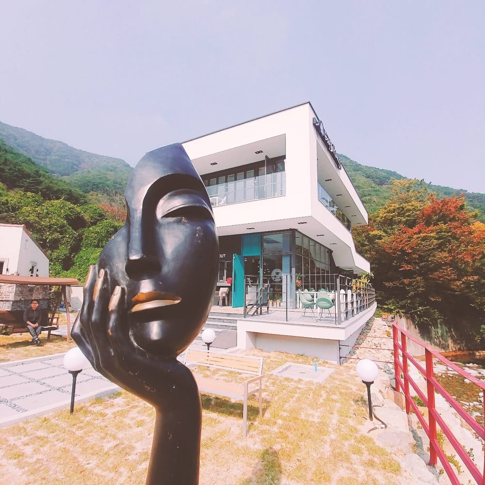 건물 앞마당에 설치된 얼굴 조각