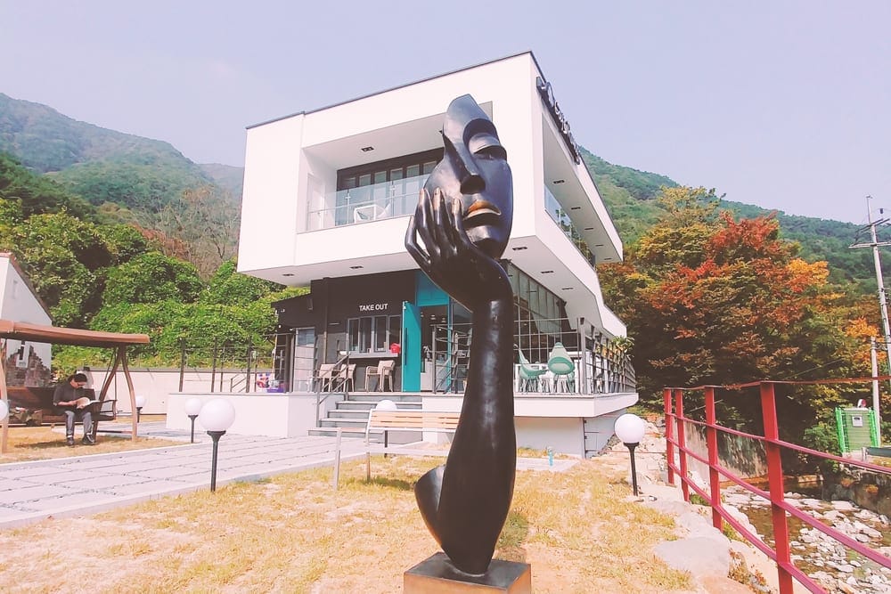 카페 마당에 설치된 얼굴 형상의 정원 조각